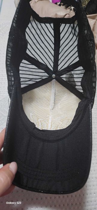 Чисто нова шапка HUGO и черна с брокат от Англия