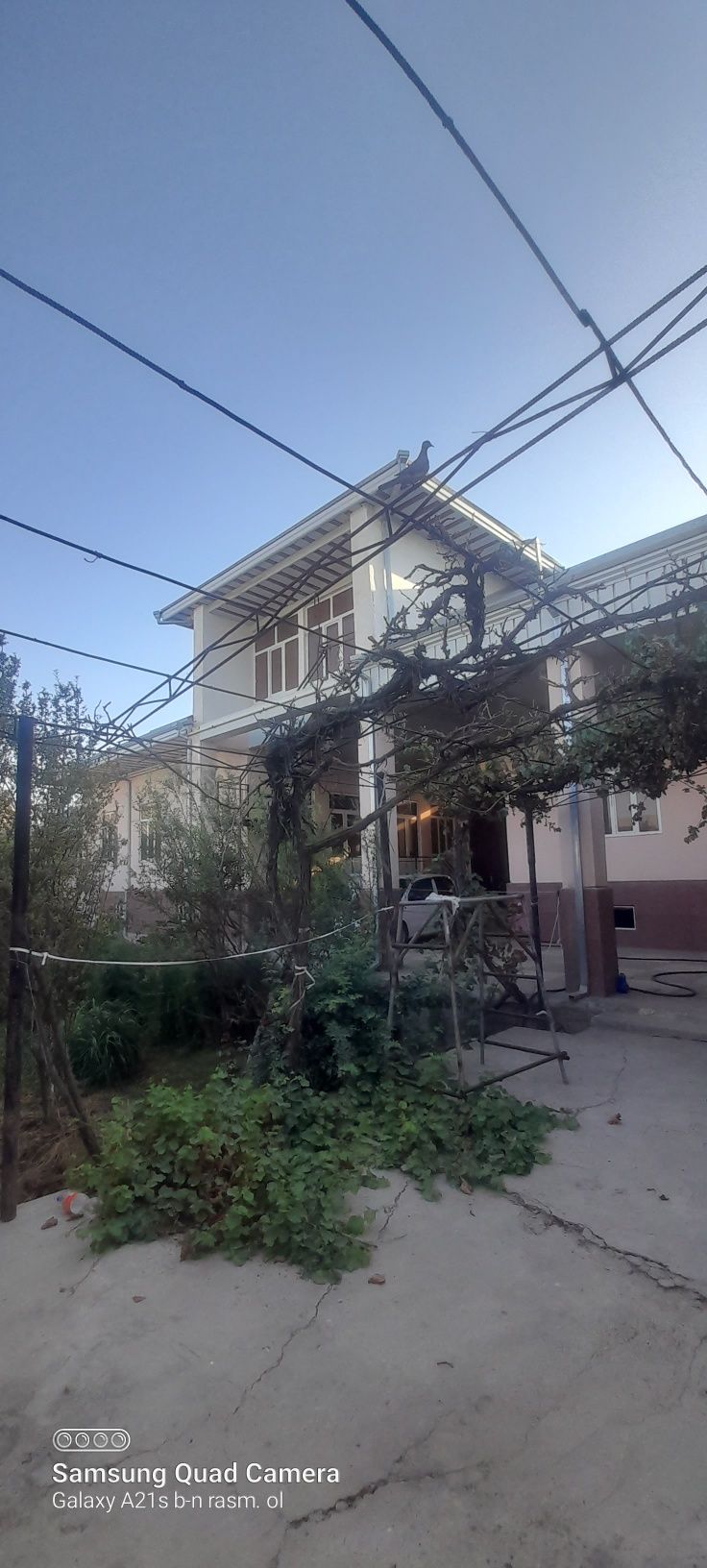 Uy sotiladi 8 sotix 3 qavatli