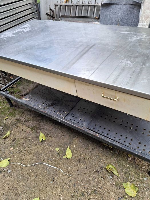 Работни маси и оборудване