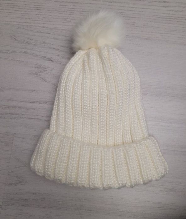 Caciula alba cu moț