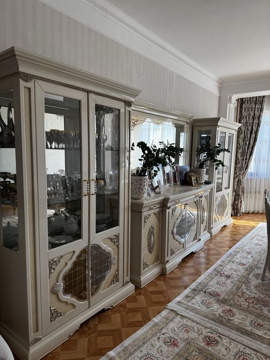 Шикарный буфет с зеркалом , две витрины со стеклянными дверцами