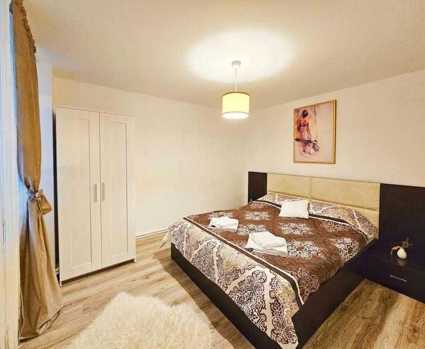 Inchiriez Apartament 3 camere zona centrala