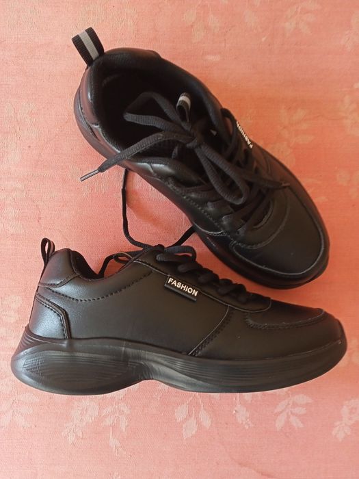 Нови дамски черни маратонки