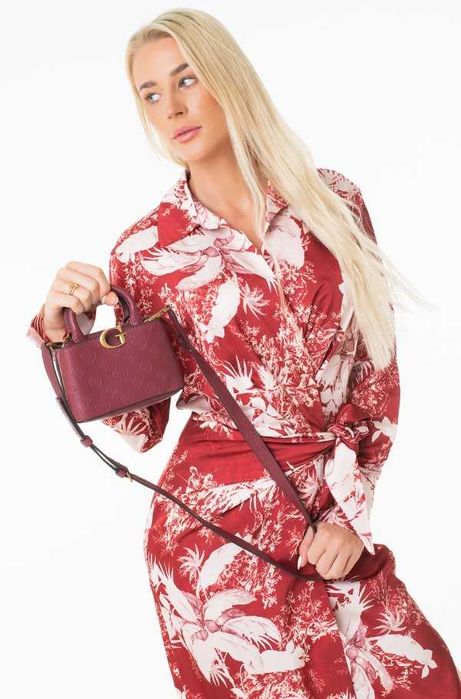 Оригинална малка чанта Guess