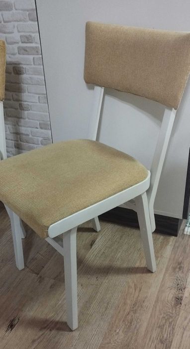 Продавам трапезни столове 4 бр.,претапицирани,дърво,реновирани.