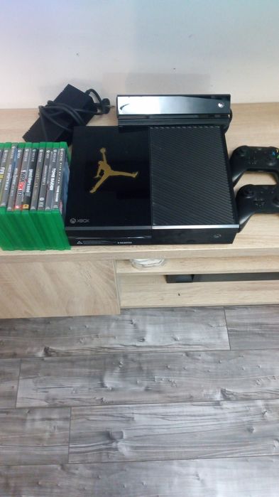 Vând Xbox cu 2 controlere și kinect