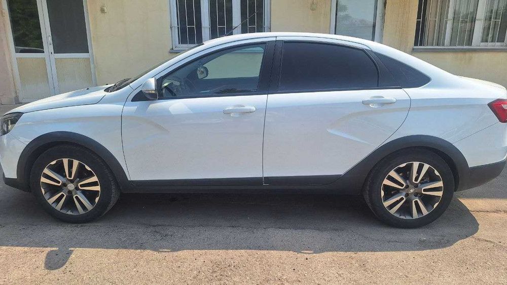 Moshina sotiladi. Zo'r moshina sedan!