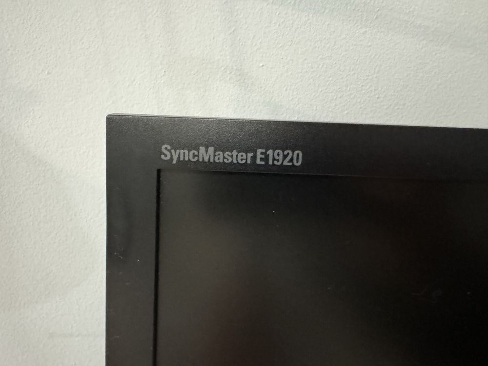 Продам монитор ЖК SAMSUNG SyncMaster E1920