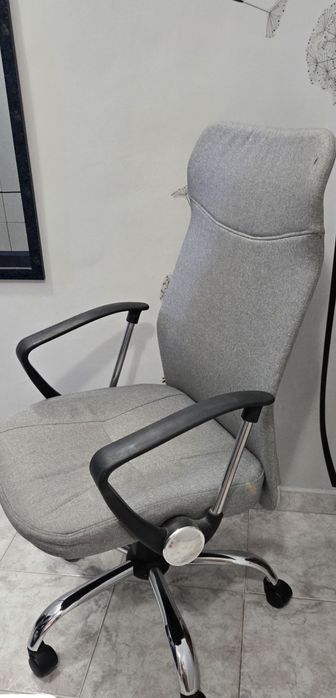 Офис стол цвят сив