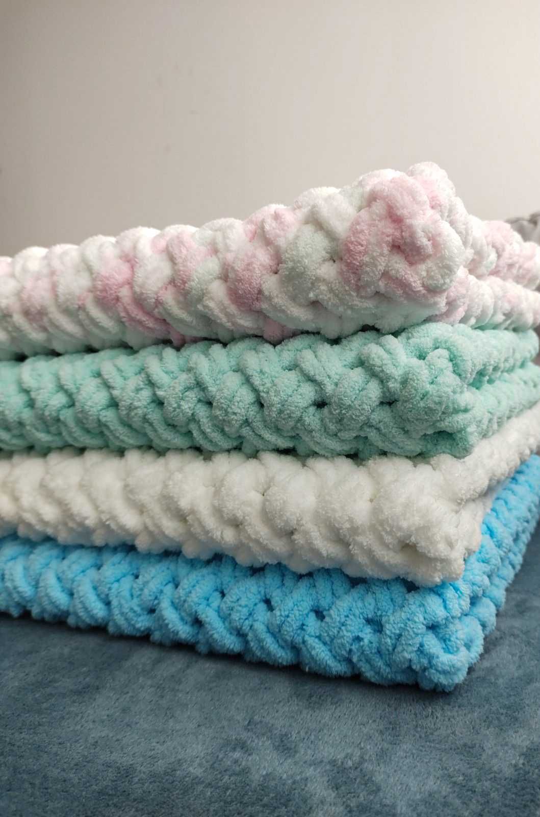 Пухкаво, меко, бебешко, ръчно плетено одеяло