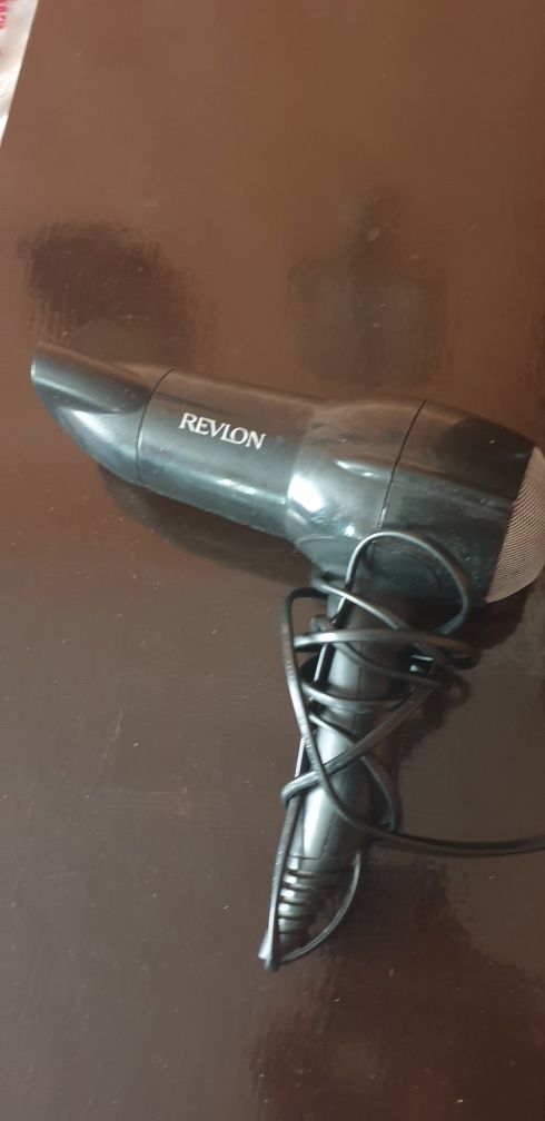 Uscător de păr revlon