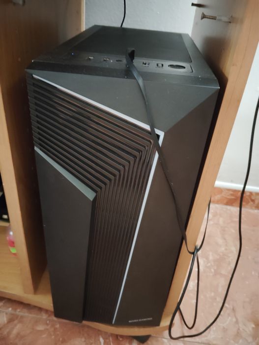 Pachet pc, monitor curbat, tastatura, mouse și bară de sunet