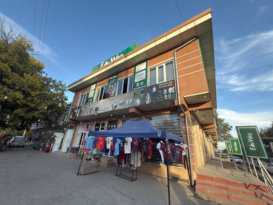 Уч кахрамон! Продаётся здание вдоль дороги