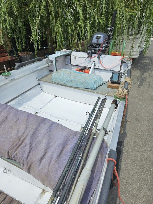Vând barca aluminiu motor si peridoc înmatriculat