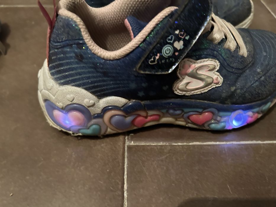 Светещи маратонки Sketchers и сандалки с ток 28 номер