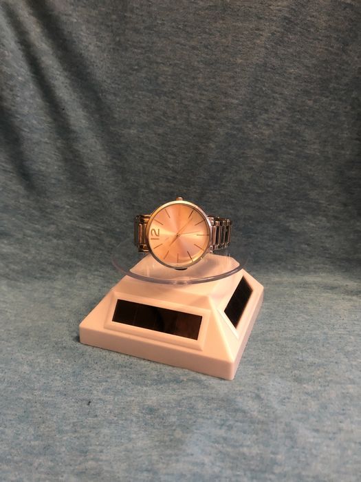 Stand ceasuri . Stand rotativ ceasuri . Stativ rotativ ceasuri