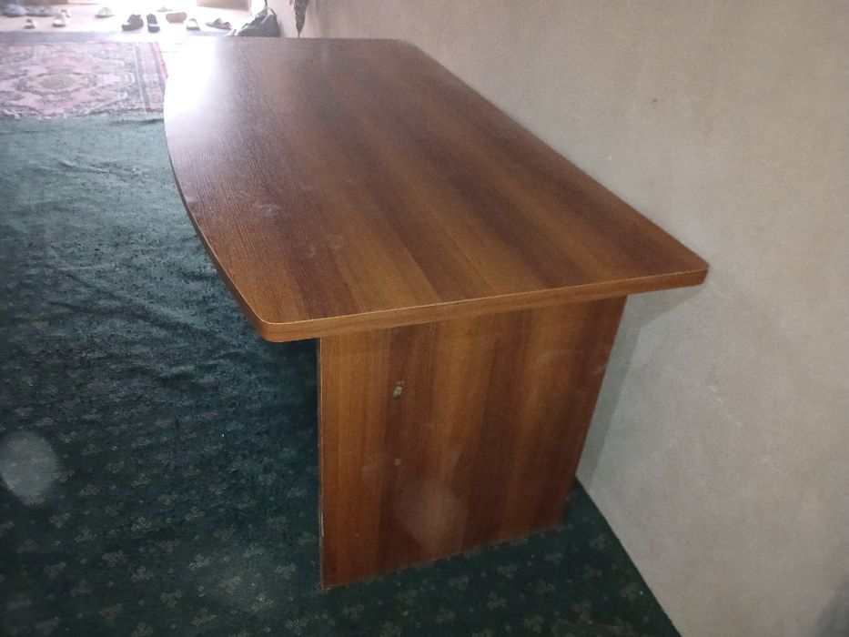 Mebilni stol kabenit stolni kamyutr uchun ikkita