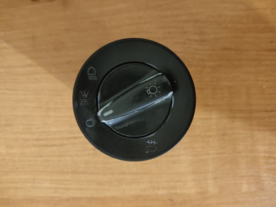 Кнопка аварийки и кнопка включения света.