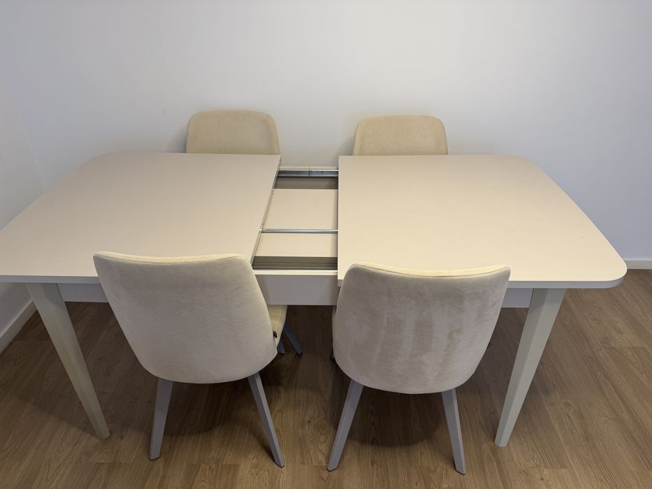 Masa extensibila cu 4 scaune crem