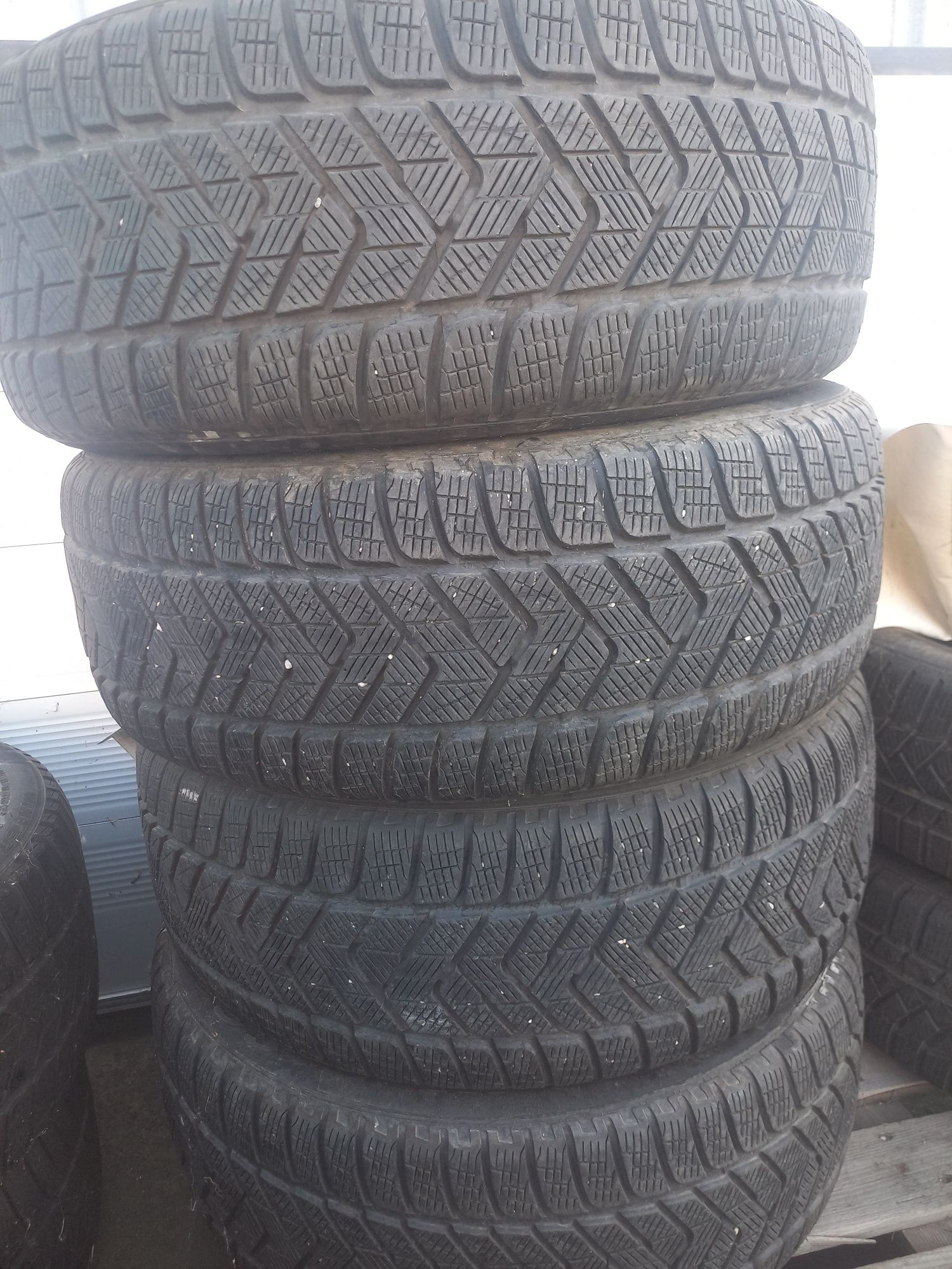 Pirelli 235/50/18 - 4 броя зимни