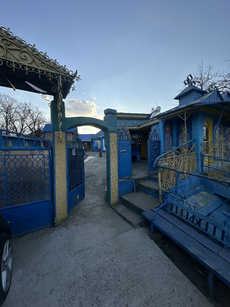 Casa de vanzare si teren aferent