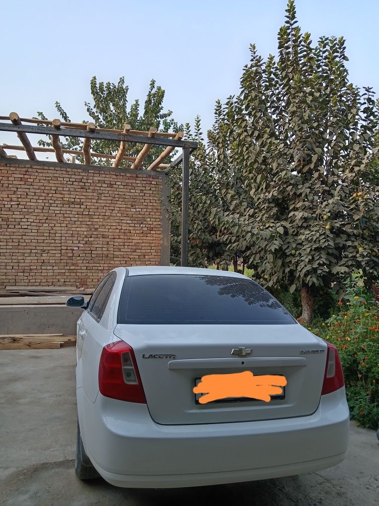 Lacetti 1.8 sotiladi