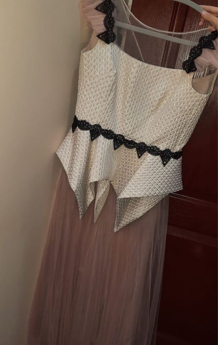 Bust alb din dantela  si  fusta voal roz prafuit ..