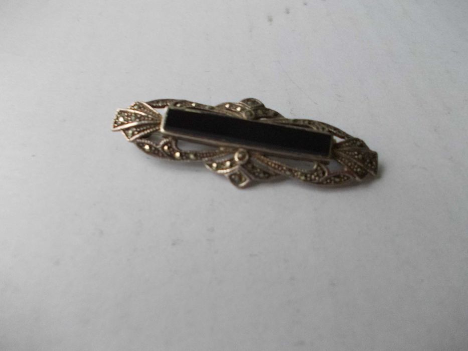 Brosa veche din argint cu onyx si markasite 2