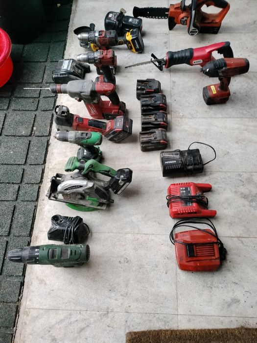 Vând scule electrice pe bateri de firma .
