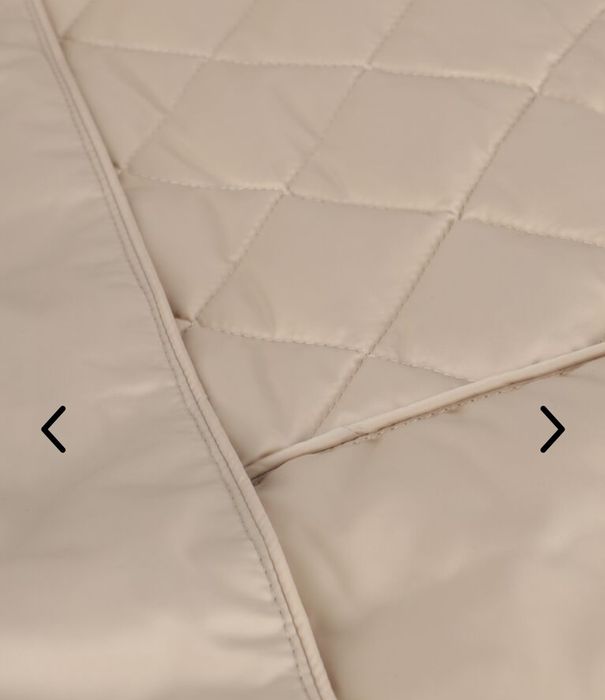 Geacă cu puf GUESS originală - cu finisaj impermeabil, rezisten