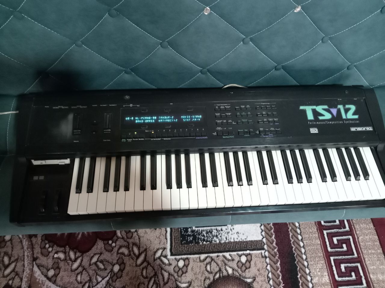 Ensoniq ts 12 qirqilgan klavishlar yumshatilgan