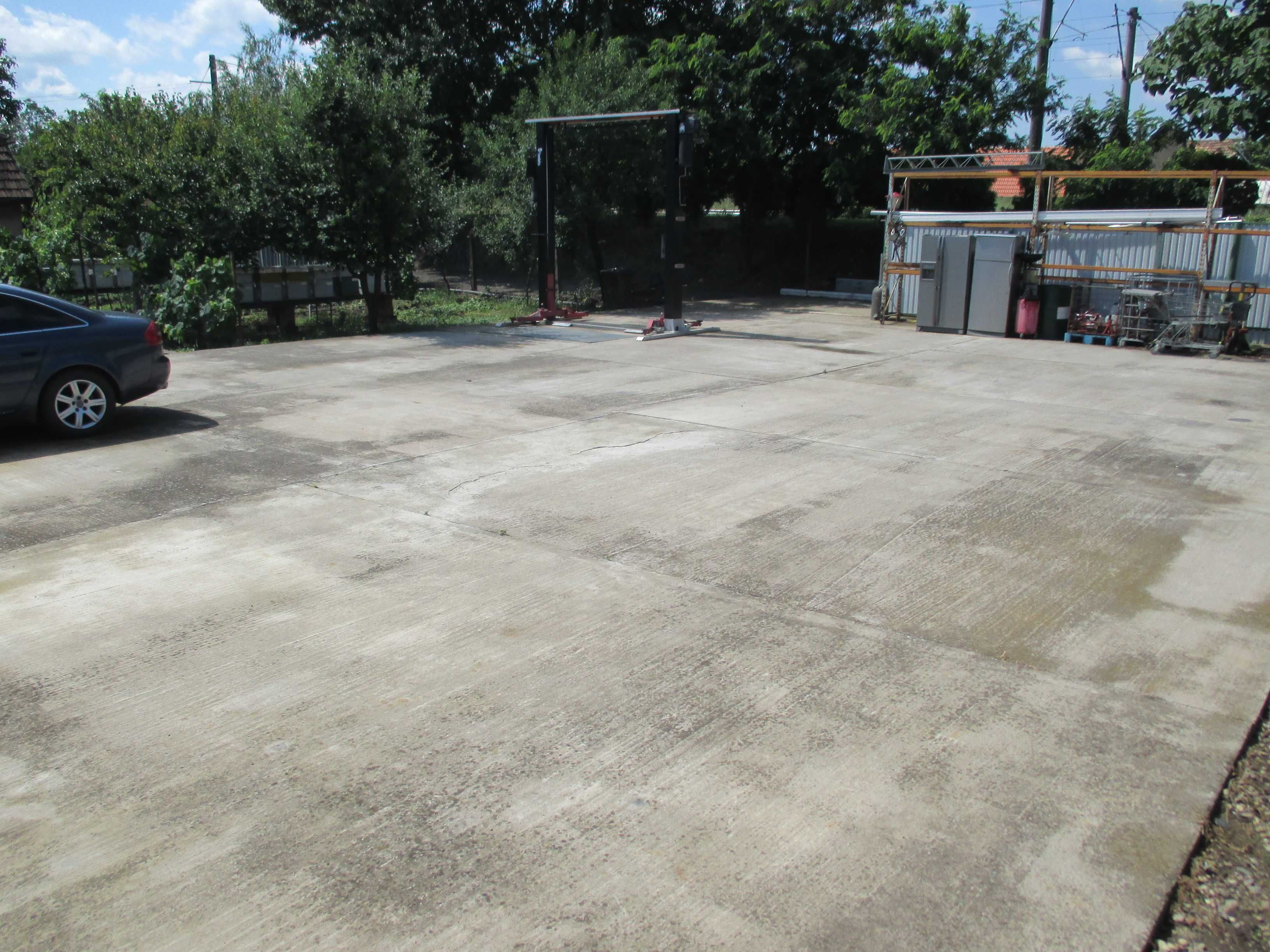 Inchiriez elevator cric 2T+curte platou parcare betonat  Ronat Mehala