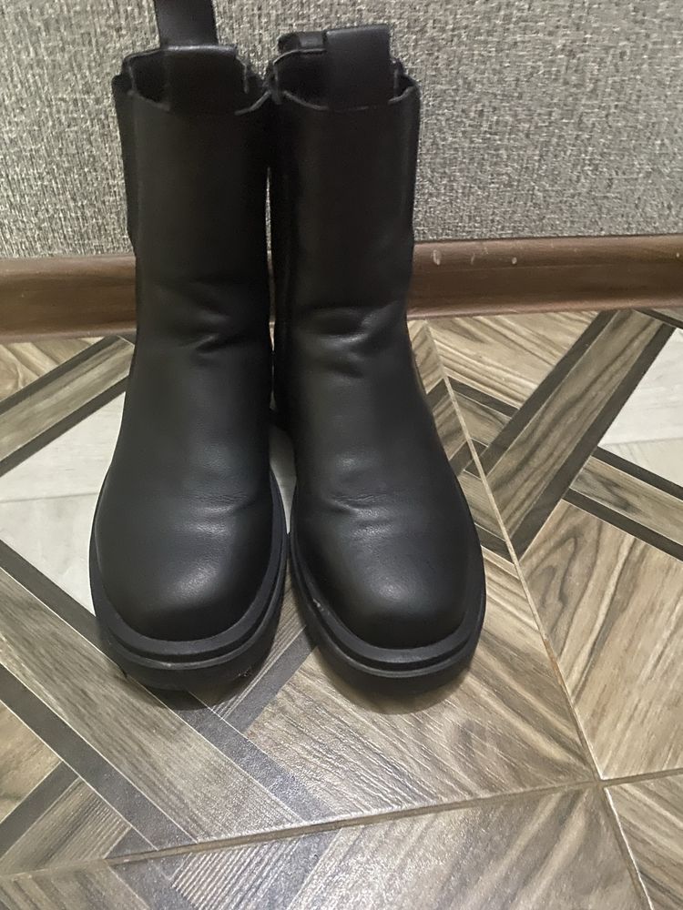 Продам зимние сапоги челси