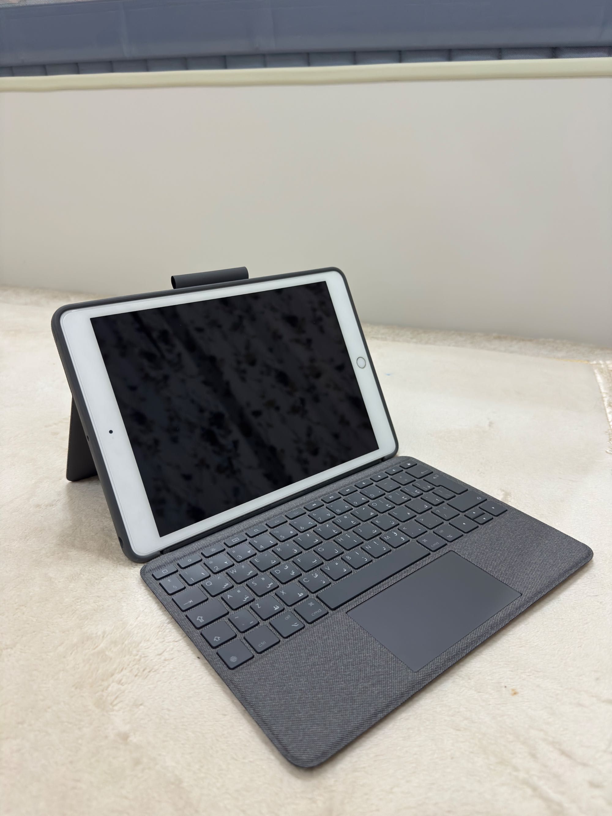 iPad 8 128GB WiFi Silver + Logitech Klaviatura Chexol + Steklo