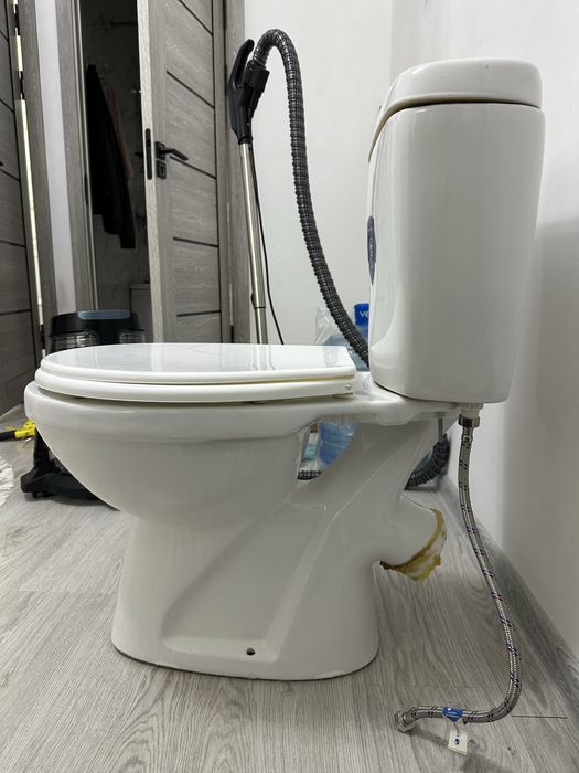 Унитаз сотилади.