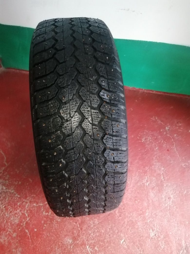 Продам шину 275\60R18 зима и 205 /50R16 шиповка