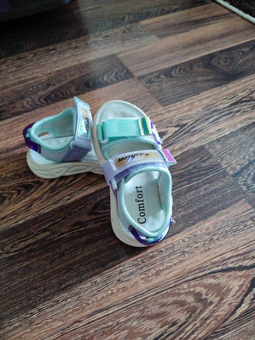 Продаю сандали для девочки