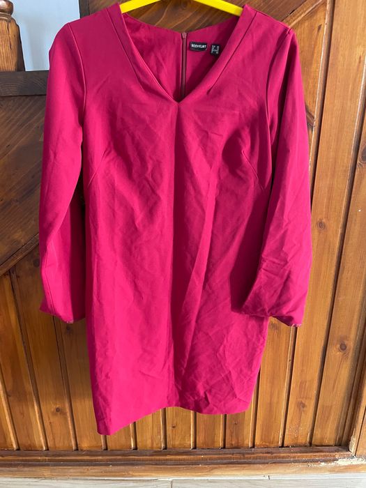 Vând rochie cu mâneci crăpate, mărimea 40