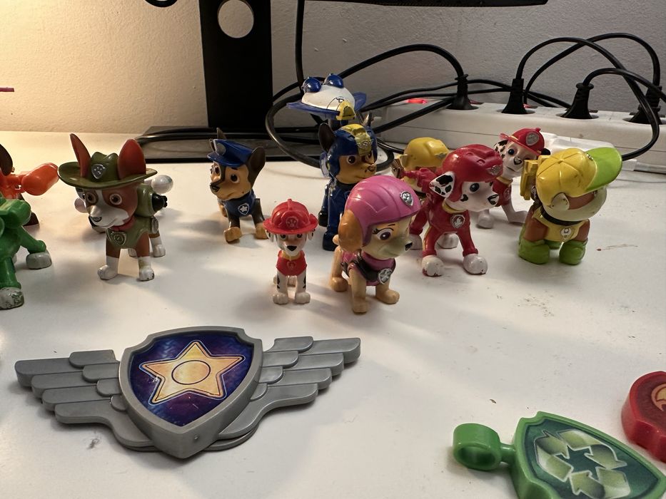 Vand set patrula catelusilor turnul de control plus 13 extra figurine