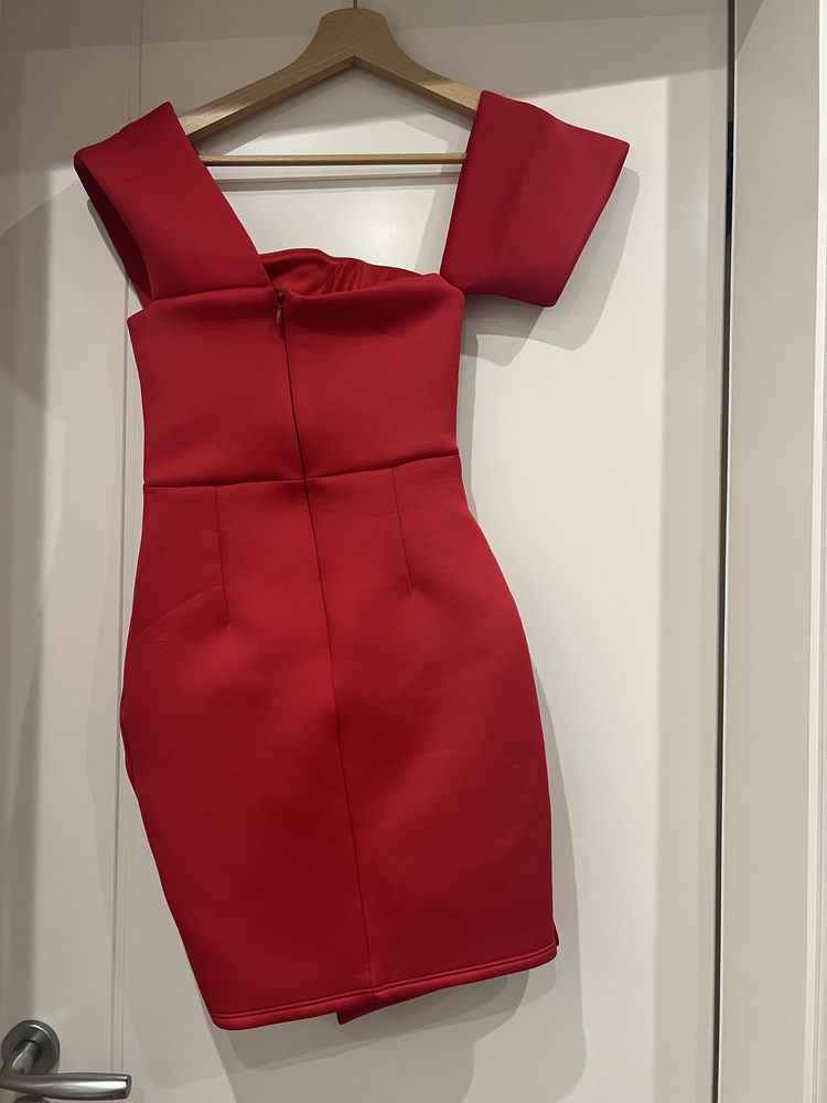 Ефектна червена рокля
