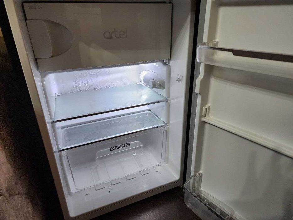 Продам барный холодильник Artel HS 137RN Brown