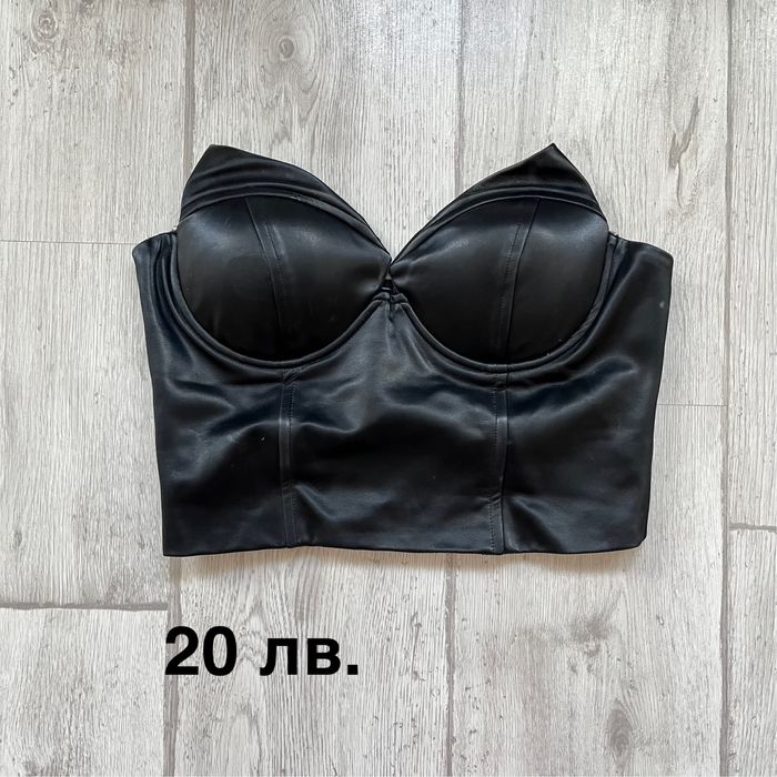 Бюстие с твърда чашка