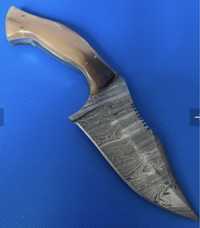 Ловен нож от Дамаска стомана дръжка смола и стоманен гард кожена кания