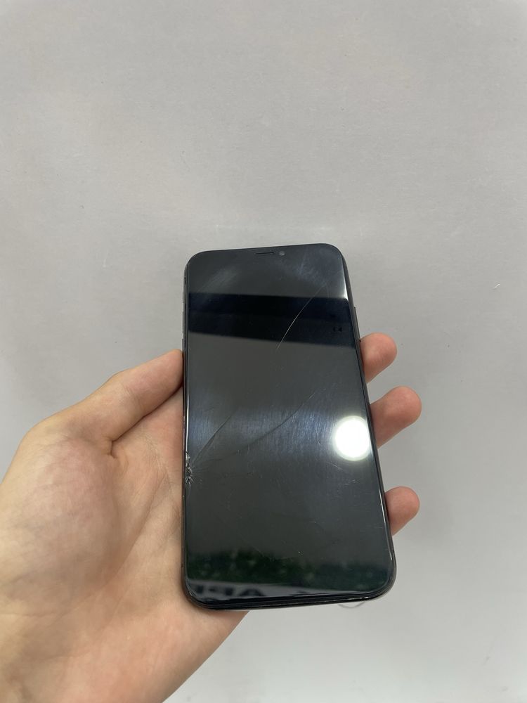 IPhone X 64GB holati ortacha