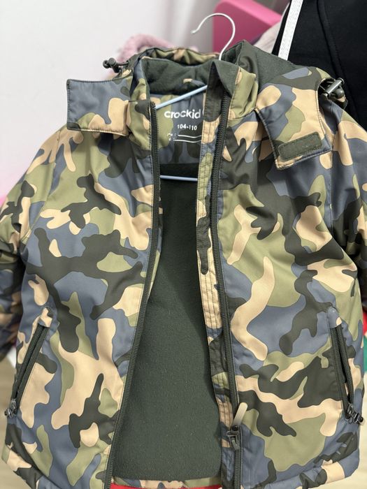 Продам детскую куртку осень весна