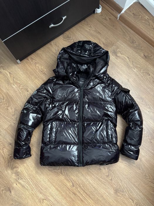 Geaca lucioasa neagra