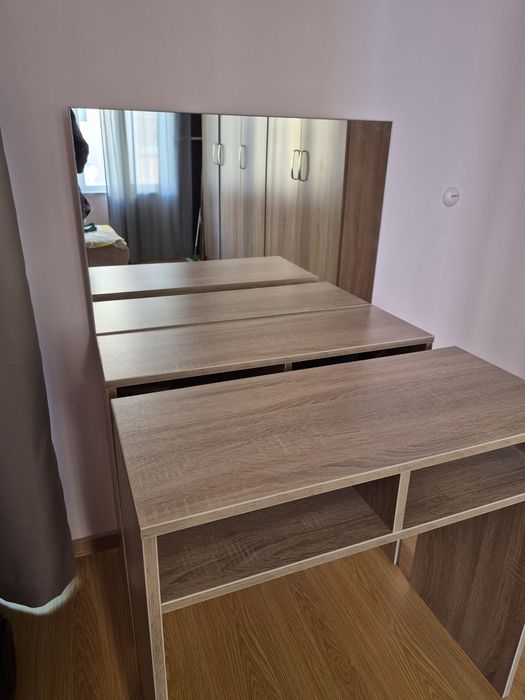 Тоалетка с огледало