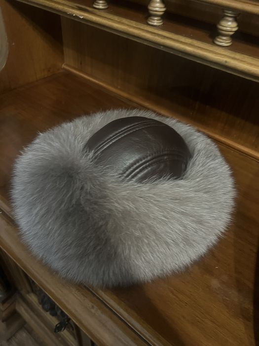 Vand caciula din blana de vulpe si piele de miel