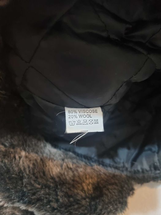 Vand caciula barbat cu urechi, stofa cu lana si blana absolut noua