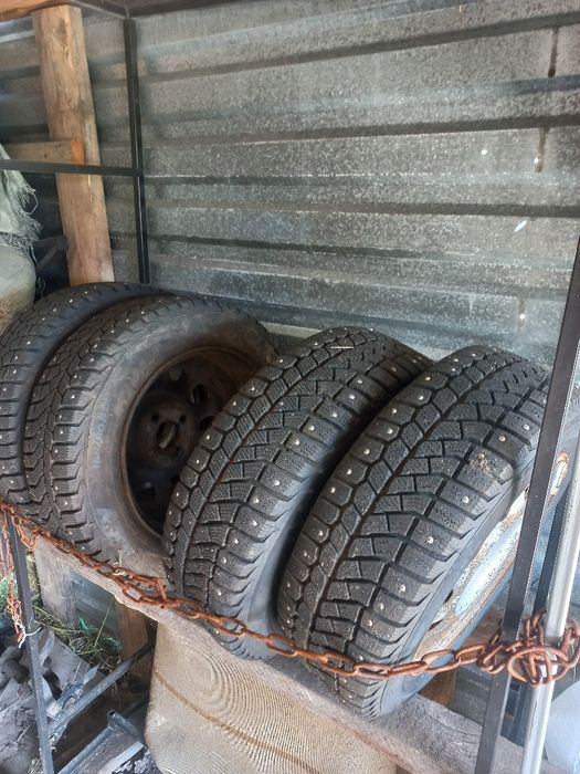 Продам комплект зимних шин на железных дисках размер 14
